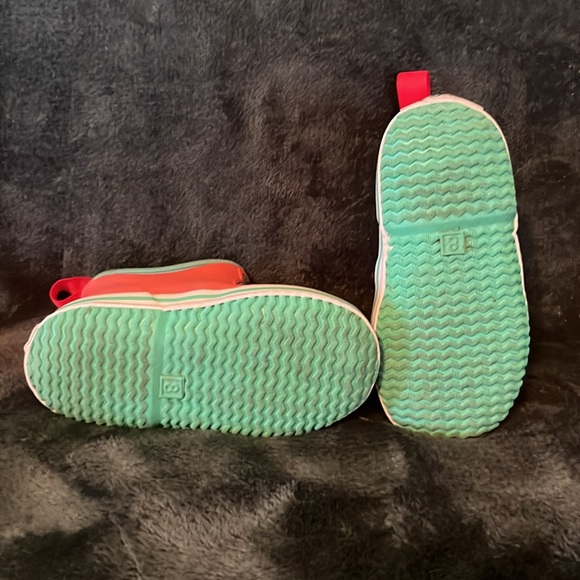 Kids Buoy Boots
Coral/Seafoam
Size 8 - Picture 3 of 5